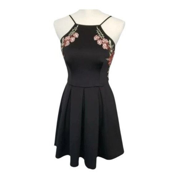 B.Darlin Fit & Flare Mini Dress Size 3/4 Black Red Floral Embroidered Open Back - Picture 2 of 10